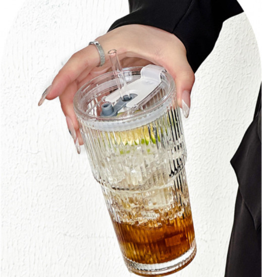 Стеклянный граненый стакан с крышкой и трубочкой