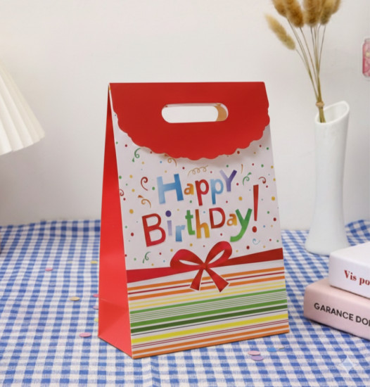 Подарочный картонный пакет с 3D-эффектом «С днём рождения»