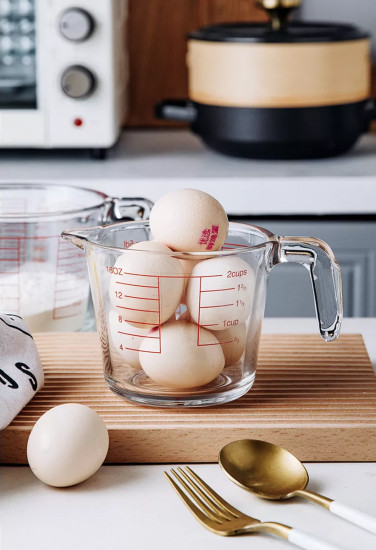 Стеклянный мерный стакан