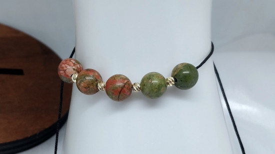 Браслет из натурального камня унакит с бусинами из позолоты 18К на шнурке