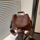 коричневый