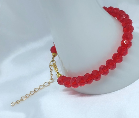 Детский браслет из красных бусин