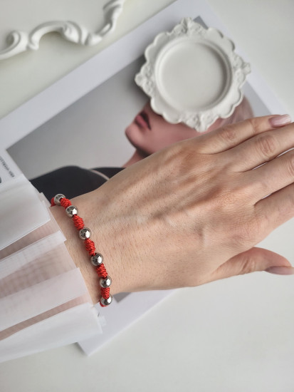 Браслет красная нить со вставками из ювелирной стали