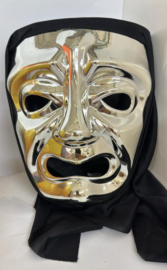 Маска с накидкой