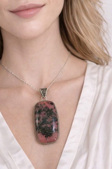 Подвес с родонитом «Rosaria»