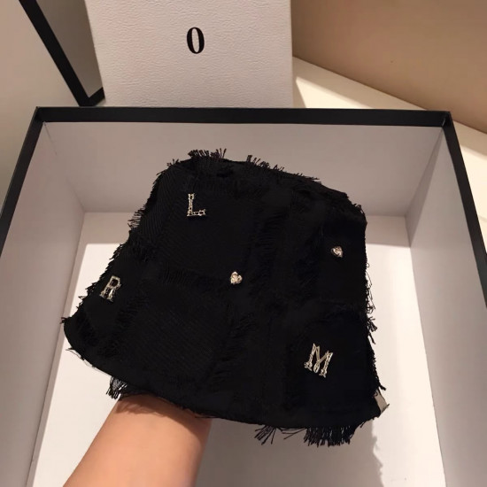 Панама с металлическими буквами и бахромой