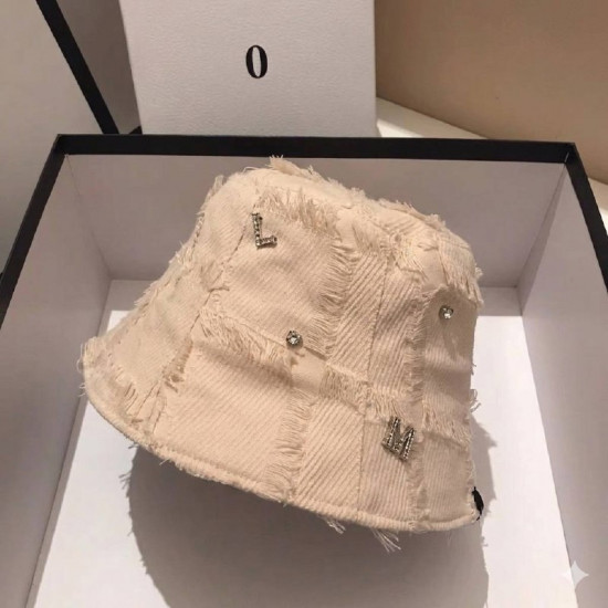 Панама с металлическими буквами и бахромой