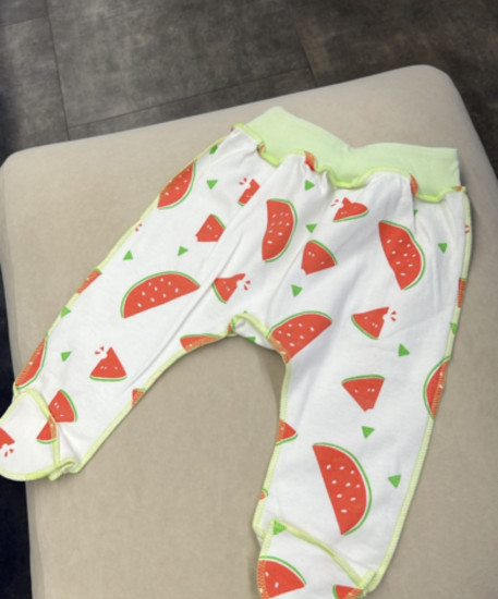 Яркие, сочные  ползунки с закрытыми ножками.