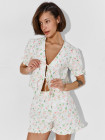 жарық сүтті түстегі гүлдер