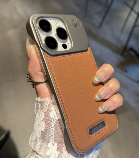 Чехол для iPhone 16 Pro кожаный с металлической защитой камеры, премиум кейс, коричневый