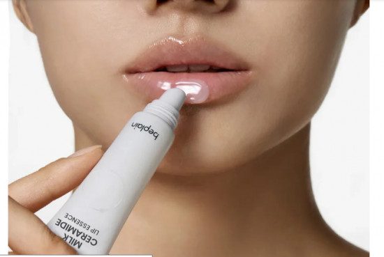 Бальзам для губ с церамидами «Milk Ceramide Lip Essence»
