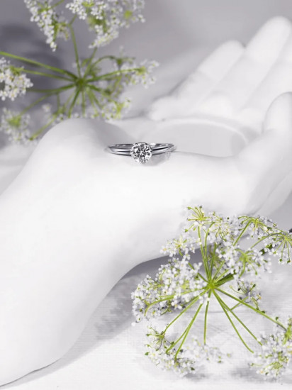 Кольцо из серебра с фианитом