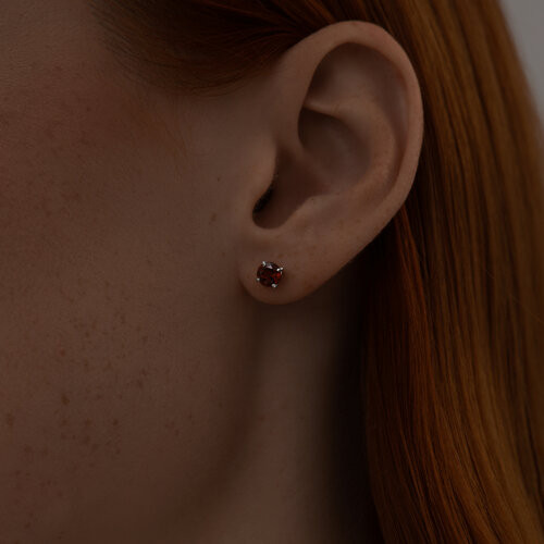 Серьги-пусеты из серебра с гранатами