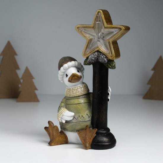 Фигурка светящаяся «Гусь в свитере у фонарного столба со звездой»