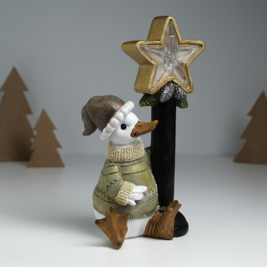 Фигурка светящаяся «Гусь в свитере у фонарного столба со звездой»