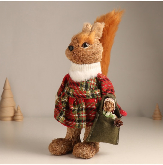 Фигурка «Белочка в зимнем платье с сумочкой»