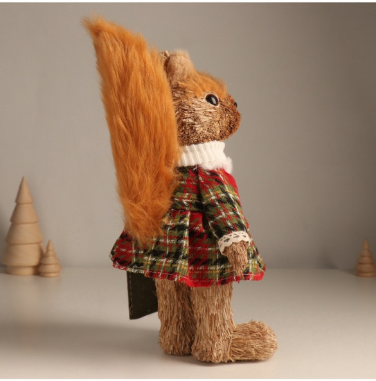 Фигурка «Белочка в зимнем платье с сумочкой»