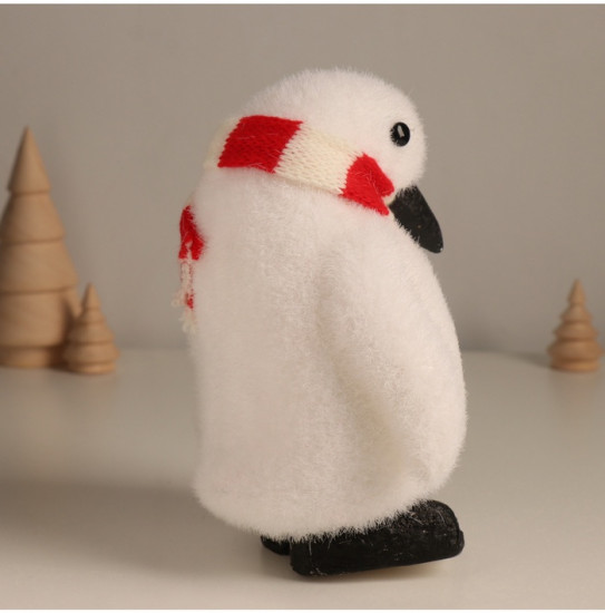Фигурка «Пингвин в полосатом шарфике»