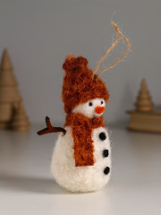 Фигурка «Снеговичок в рыжей шапке и шарфе» - Фото 1