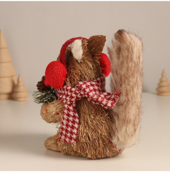 Фигурка новогодняя «Белочка в наушниках с ягодками»