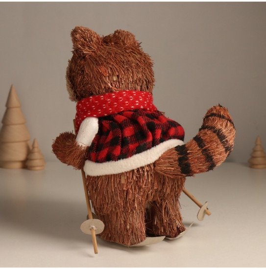 Фигурка новогодняя «Енот на лыжах»