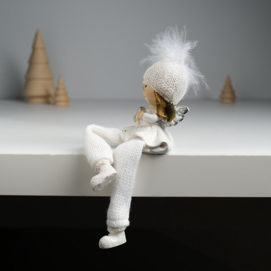 Фигурка «Ангелочек в белом наряде, в шапке с пухом сидит»