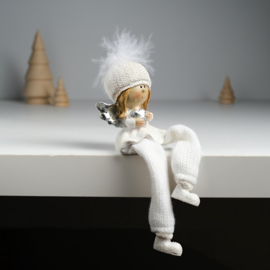 Фигурка «Ангелочек в белом наряде, в шапке с пухом сидит»