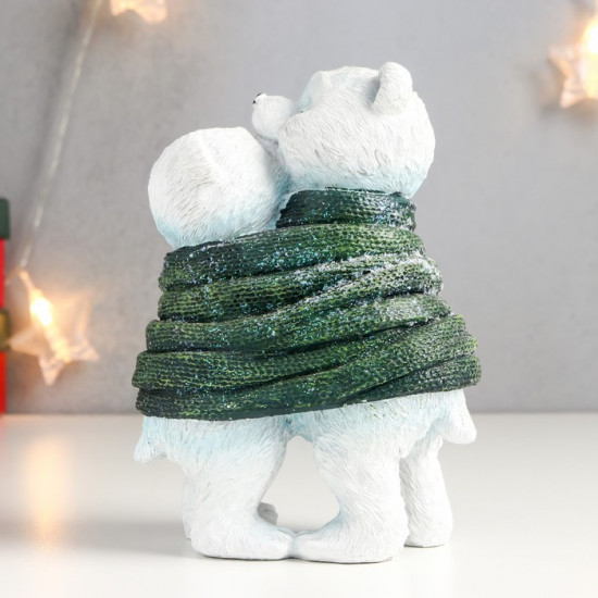 Фигурка «Белые мишки обмотанные вязаным шарфом»