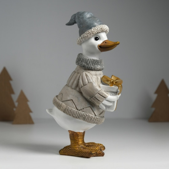 Фигурка «Гусь в бежевом свитере, с подарком»