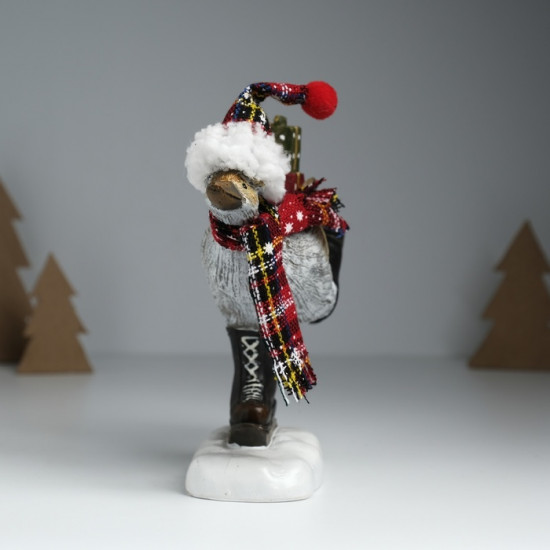 Фигурка «Гусь в колпаке, вязаном шарфе, на мини-лыжах, с подарками»