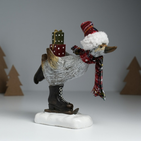 Фигурка «Гусь в колпаке, вязаном шарфе, на мини-лыжах, с подарками»