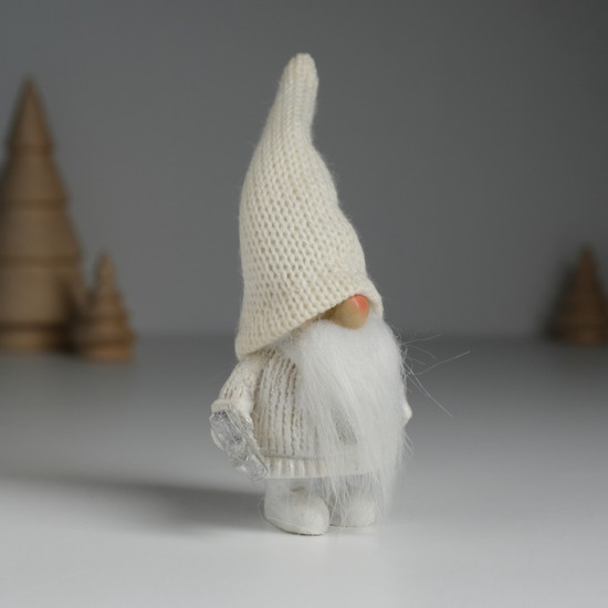 Фигурка «Дед Мороз в белом вязанном колпаке, с серебристой звёздочкой»