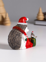 Фигурка «Ёжик в красном колпак и шарфе, с подарком и птичкой» - Фото 1