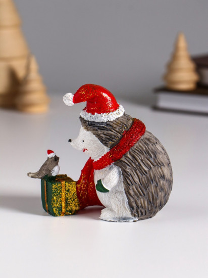 Фигурка «Ёжик в красном колпак и шарфе, с подарком и птичкой»