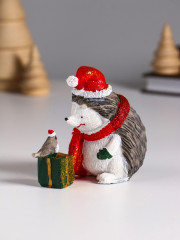 Фигурка «Ёжик в красном колпак и шарфе, с подарком и птичкой» - Фото 3