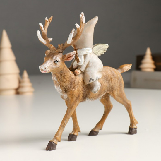 Фигурка «Малышка-ангел в сером наряде, верхом на олене»