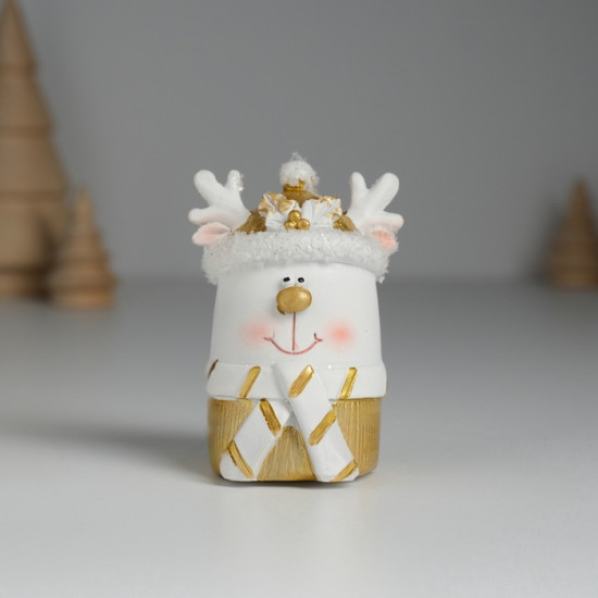 Фигурка «Олень белый в шапке и шарфике»