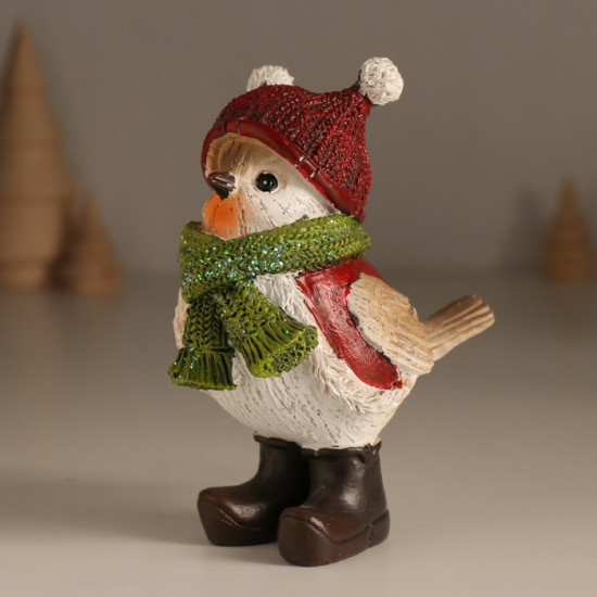 Фигурка «Птичка в жилетке, вязаной шапке с помпонами»