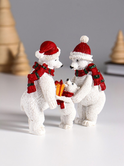 Фигурка «Семья белых медведей в вязаных шарфах и шапках»