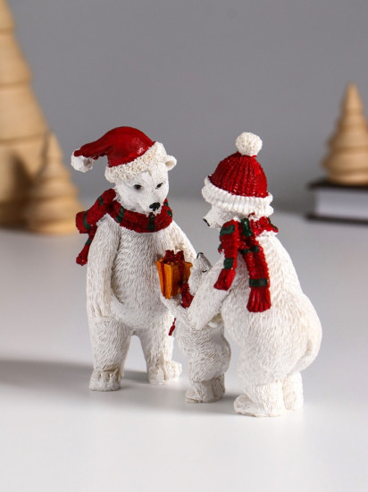 Фигурка «Семья белых медведей в вязаных шарфах и шапках»