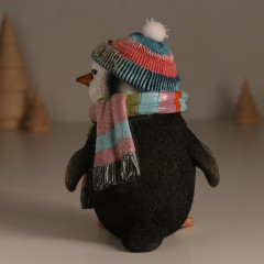 Фигурка «Сердитый пингвин в шапке с бомбошкой, в цветном шарфе» - Фото 3