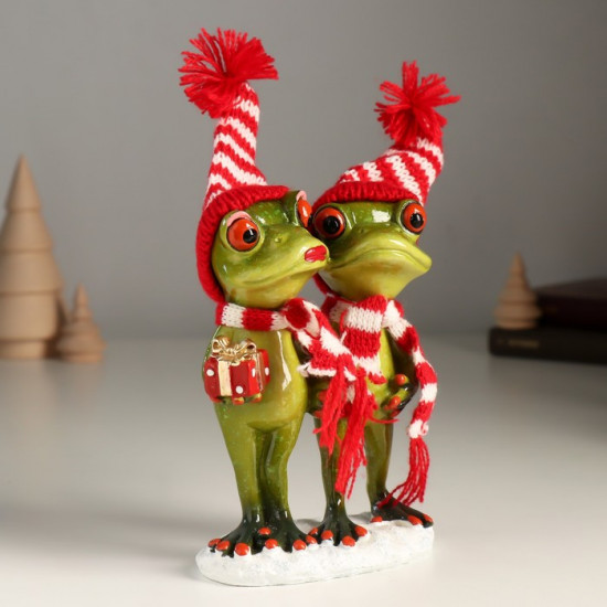 Фигурка «Две лягухи в шапочках и шарфиках с подарком»