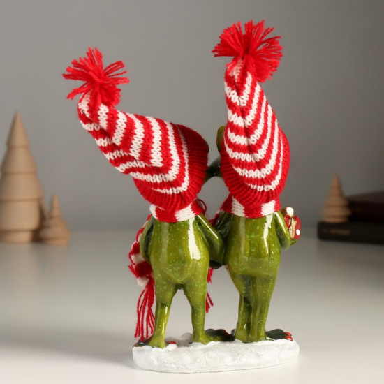 Фигурка «Две лягухи в шапочках и шарфиках с подарком»