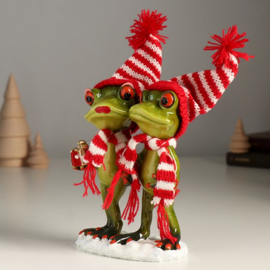 Фигурка «Две лягухи в шапочках и шарфиках с подарком»