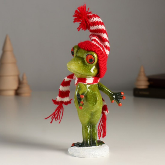 Фигурка «Лягуха в шапочке и шарфике готовится упасть в снег»