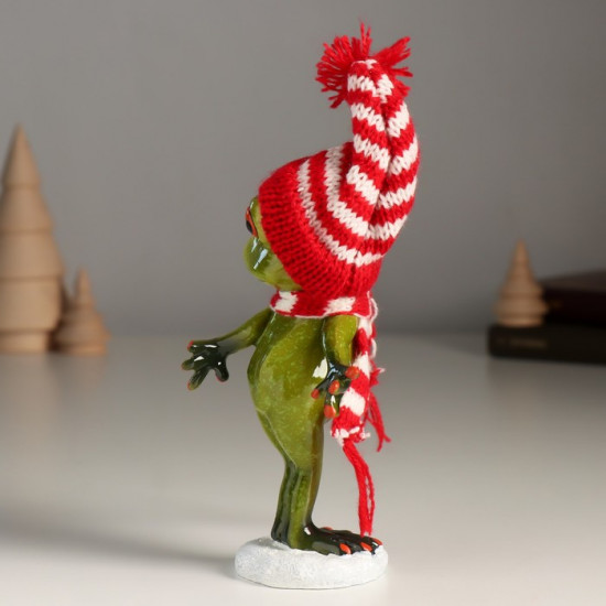 Фигурка «Лягуха в шапочке и шарфике готовится упасть в снег»