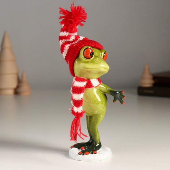 Фигурка «Лягуха в шапочке и шарфике готовится упасть в снег»