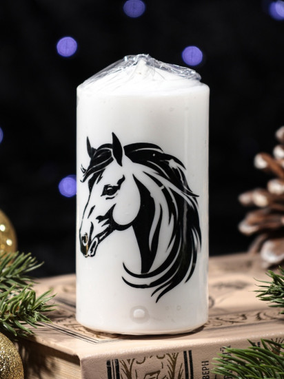 Свеча-цилиндр с накаткой «Лошадь в профиль»