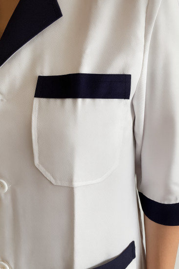 Женский медицинский халат с контрастной отделкой