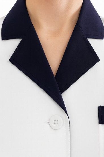 Женский медицинский халат с контрастной отделкой